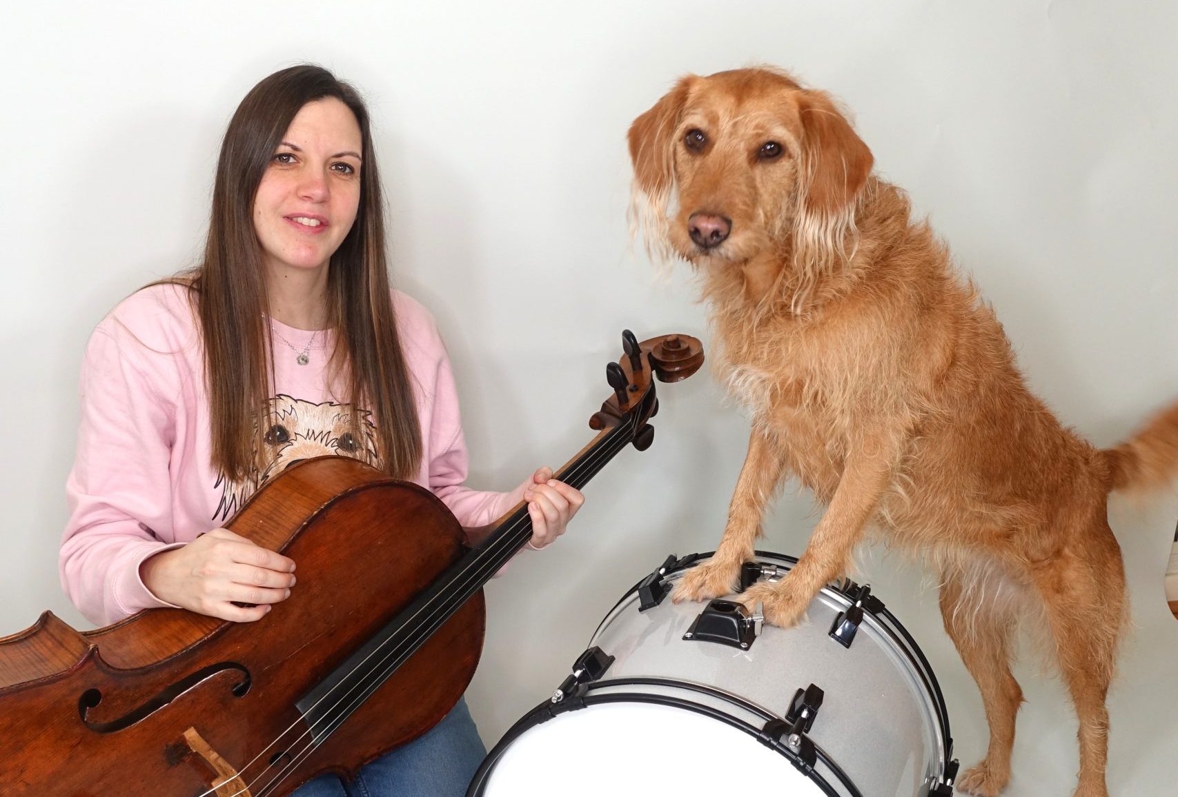 Susipažinkite su Anabel, būgnuojančia šunimi, kurianti muziką su savo geriausiu draugu – šuniuku